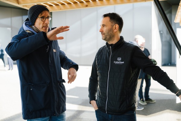 CubeHeat Team erklärt Kunden den Cube live